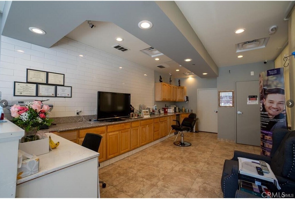 2079 Compton Avenue Property Photo 7