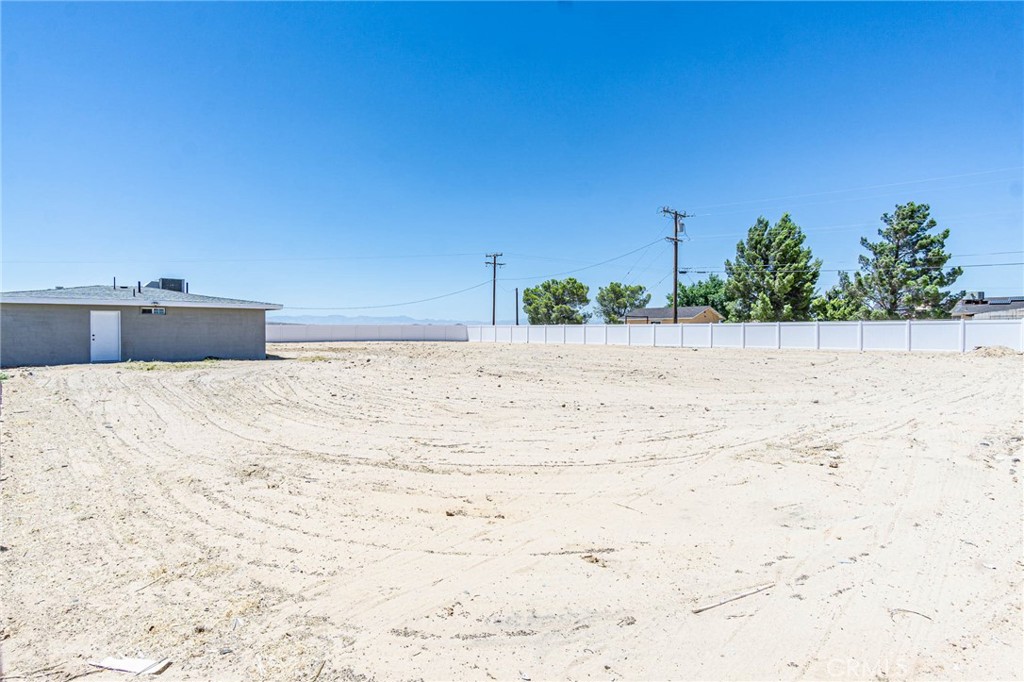 16621 Glendower Property Photo 6