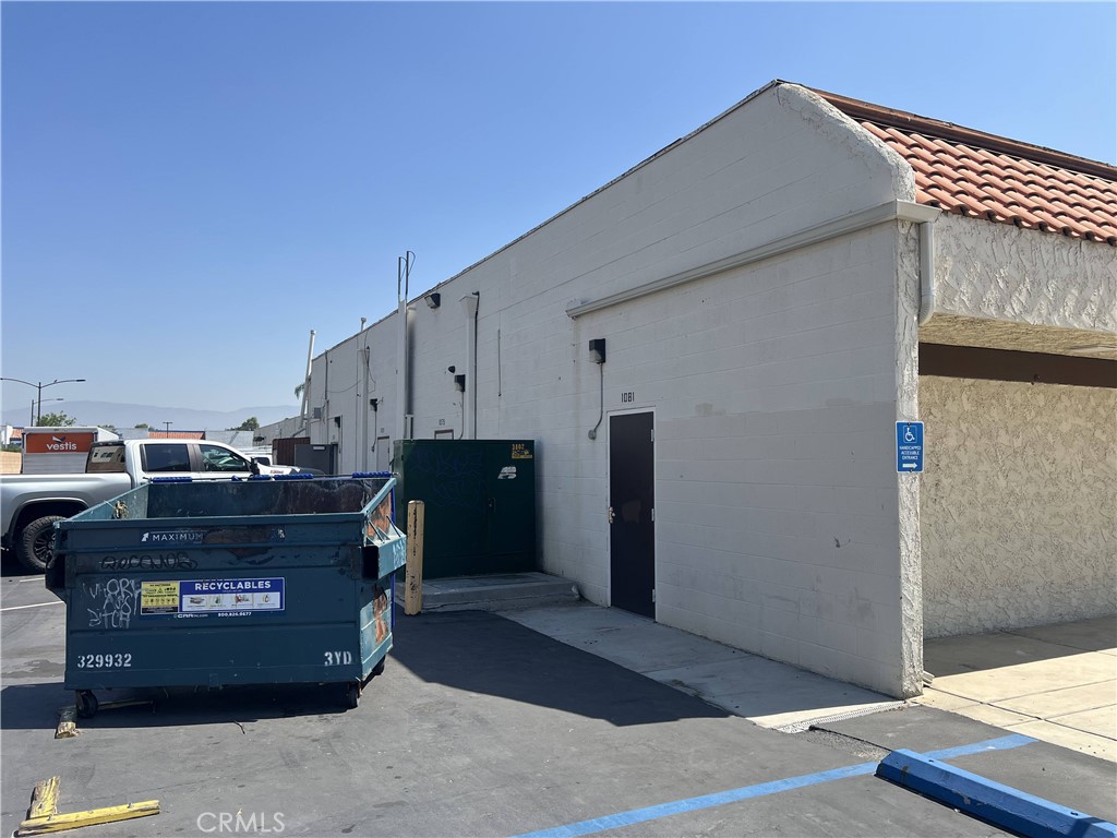 1081 S Mount Vernon Avenue Property Photo 11