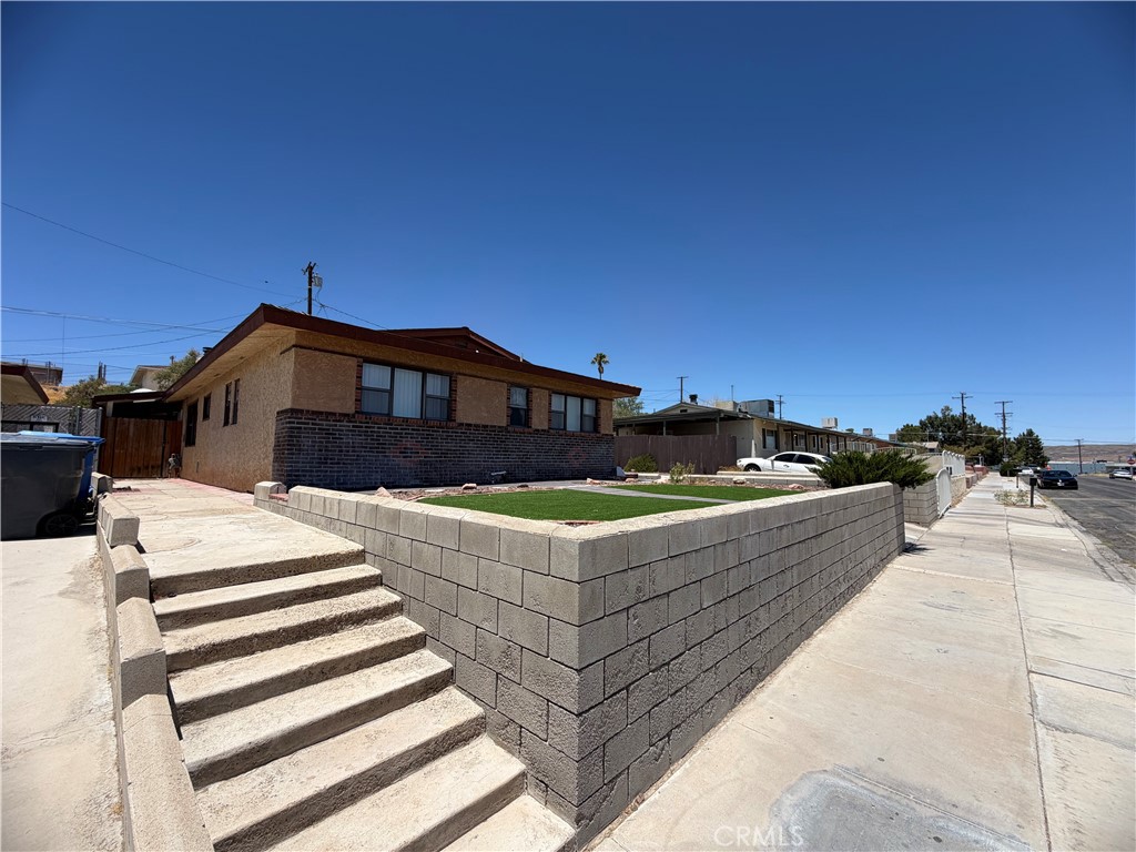650 Yucca Avenue Property Photo 2