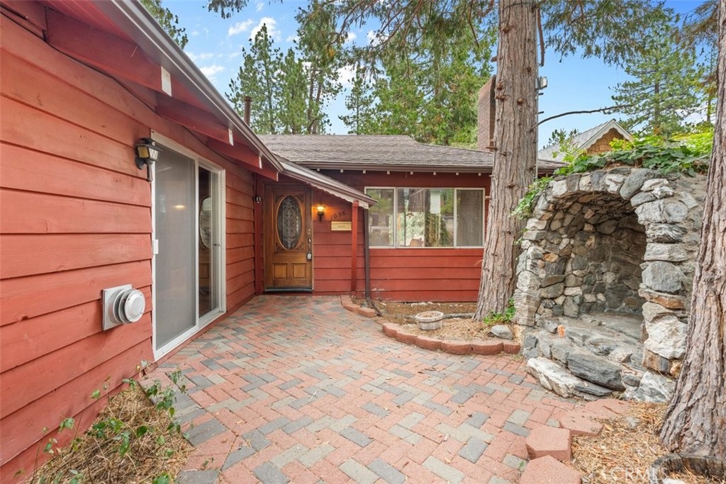 1056 Lark Property Photo 2