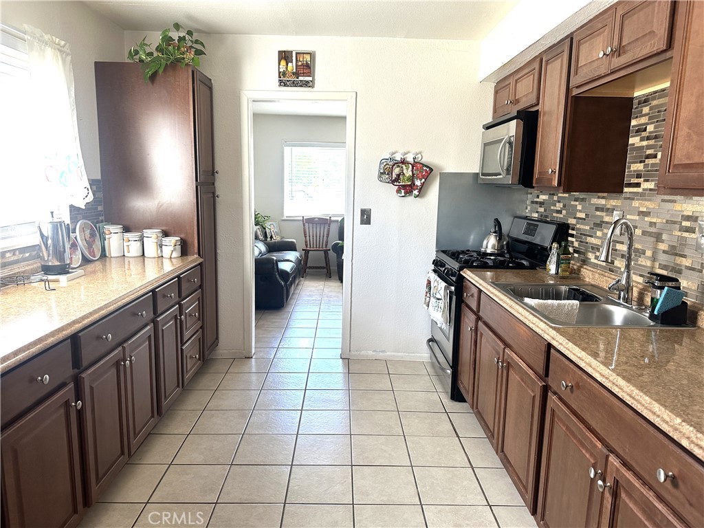 16116 Cajon Property Photo 7