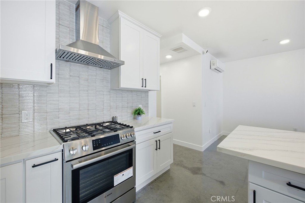 2160 Clifford Property Photo 6