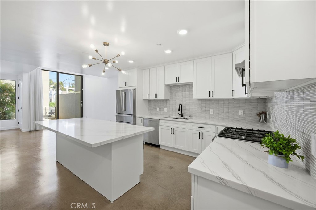 2160 Clifford Property Photo 8