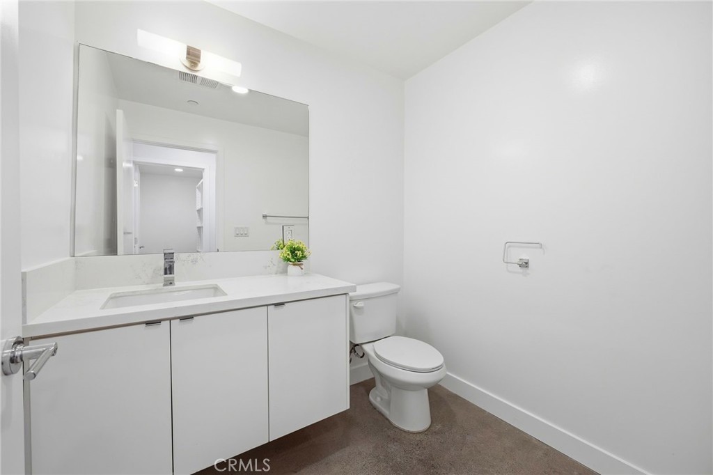 2160 Clifford Property Photo 11