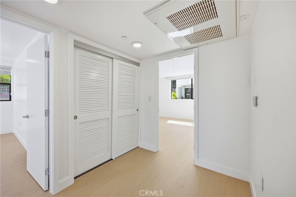 2160 Clifford Property Photo 15