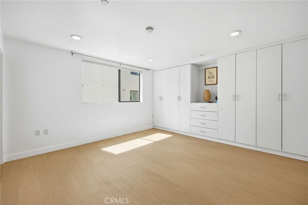 2160 Clifford Property Photo 17