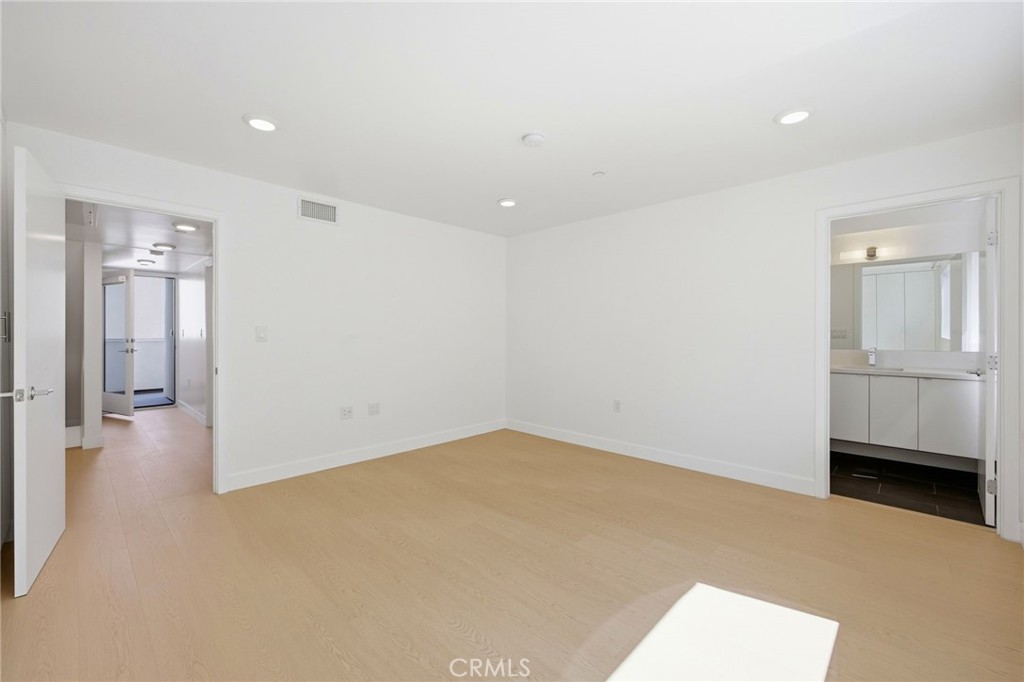 2160 Clifford Property Photo 18