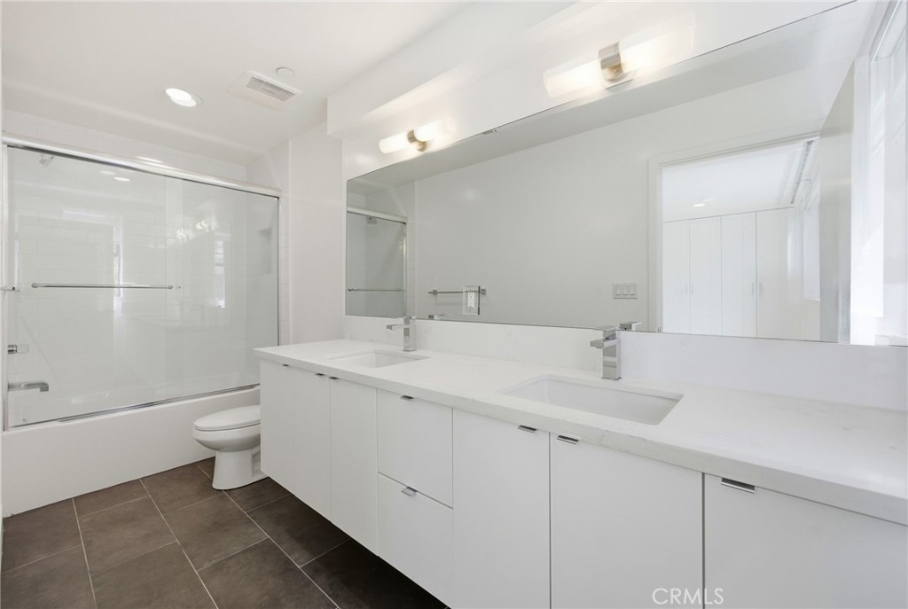 2160 Clifford Property Photo 19