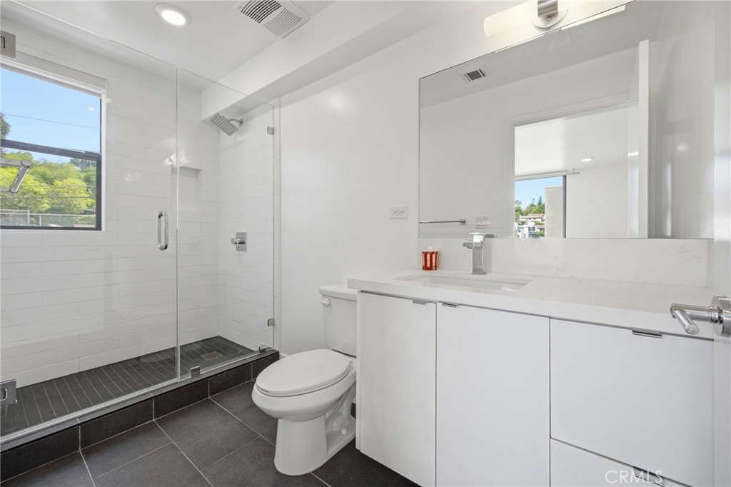 2160 Clifford Property Photo 24