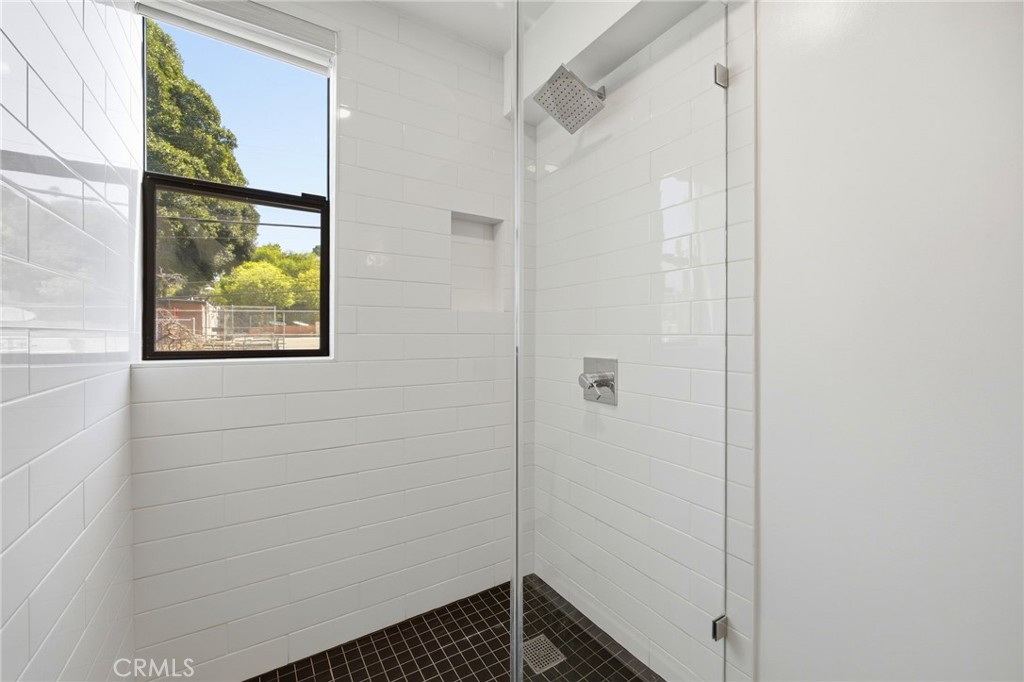 2160 Clifford Property Photo 25