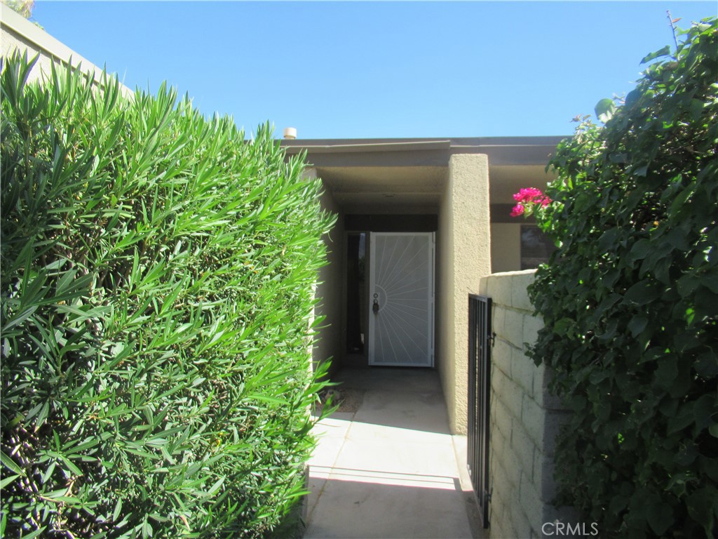 1152 Tiffany Circle N Property Photo 5