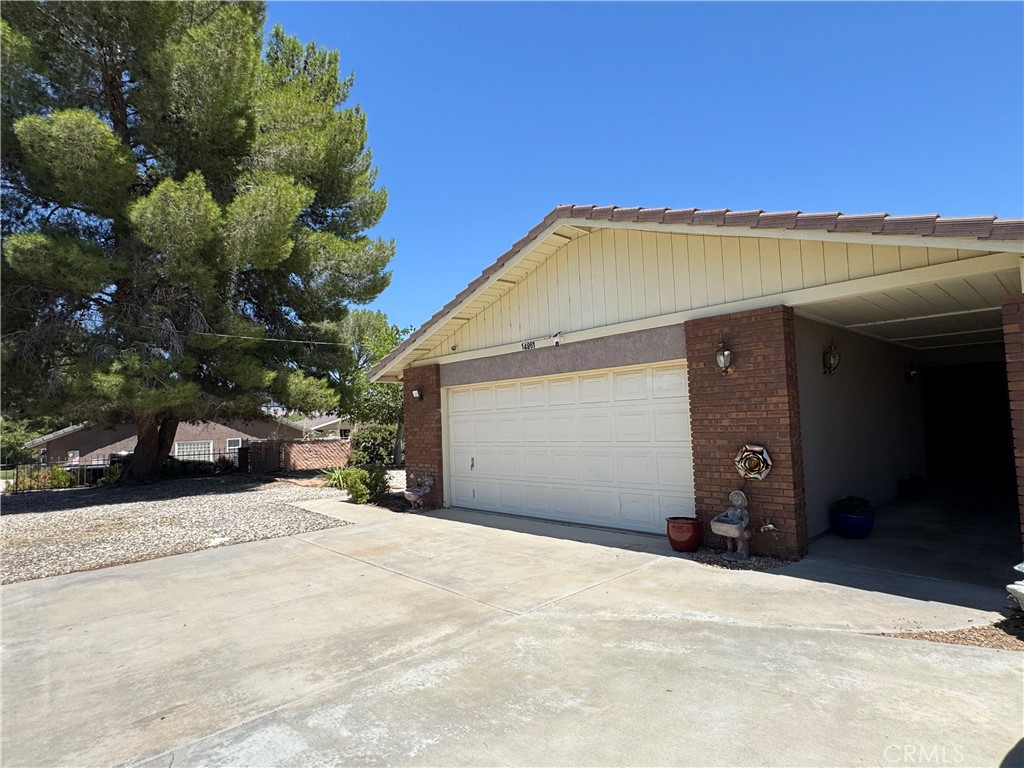 14861 Riverside Property Photo 2