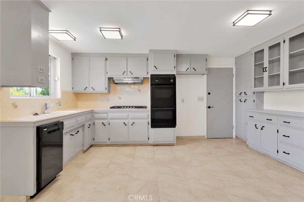 270 E 13th Street Property Photo 6