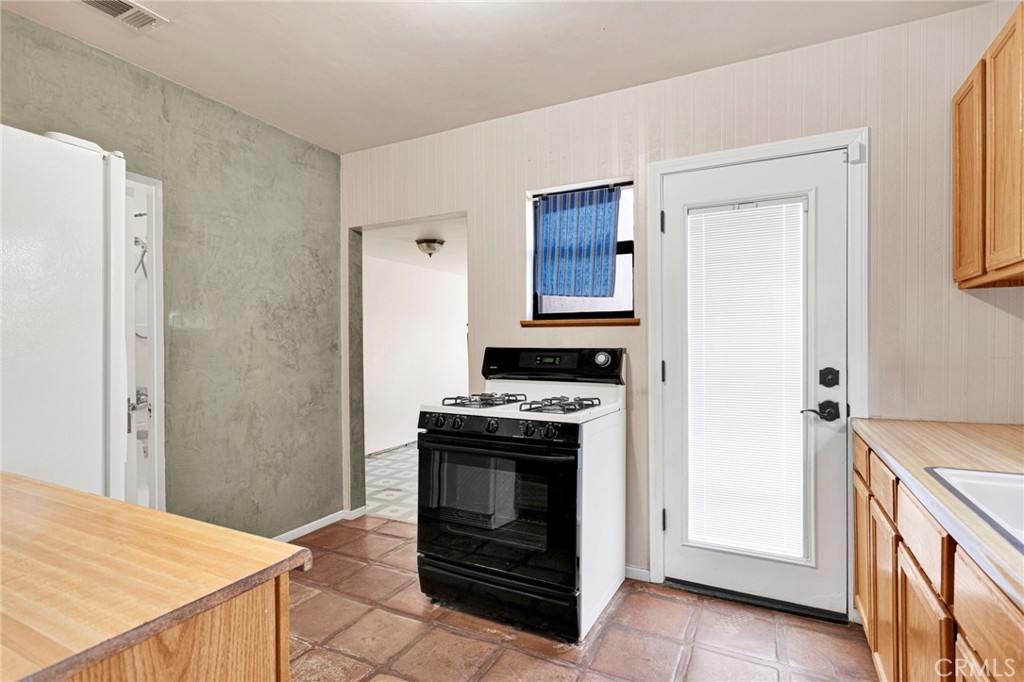 18058 Jonathan Street Property Photo 10