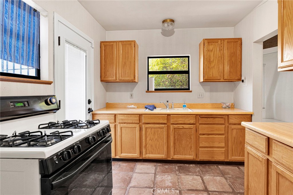 18058 Jonathan Street Property Photo 11