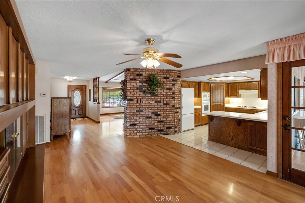 7040 Kenyon Property Photo 7