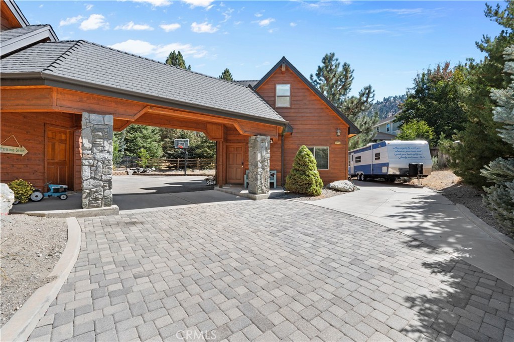 2473 Interlaken Court Property Photo 8