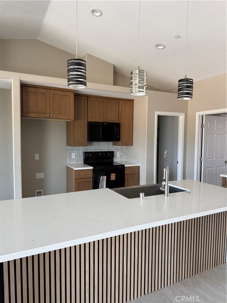 10955 E Avenue Property Photo 4