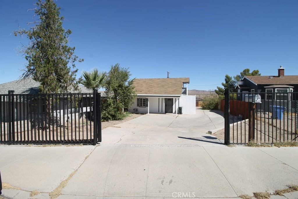 921 Flora Property Photo 1