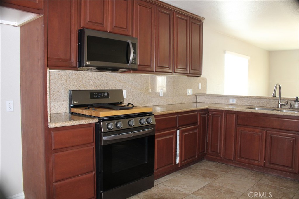 12072 Pacific Property Photo 9