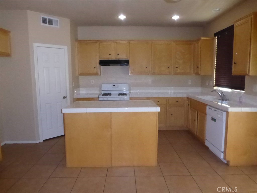 8906 Gentian Property Photo 4