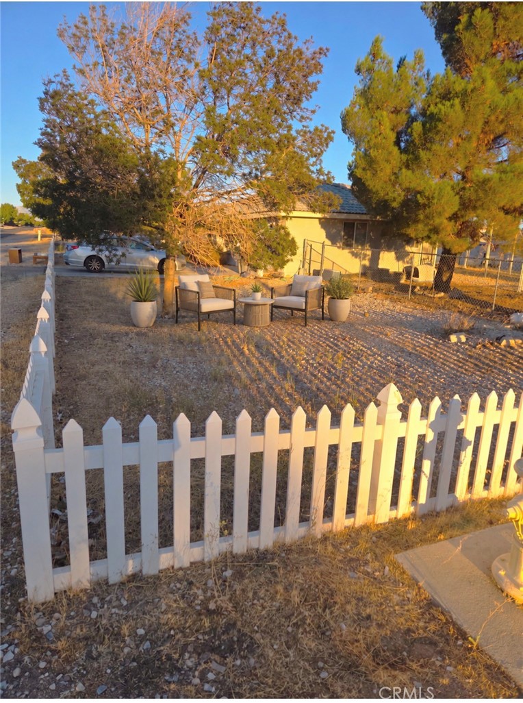18296 Fairburn Property Photo 3