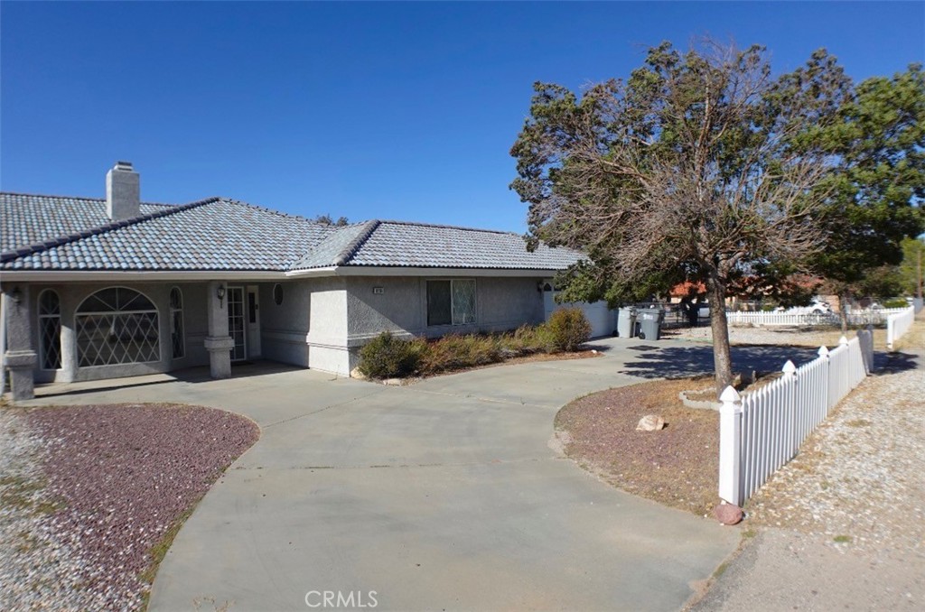 18296 Fairburn Property Photo 3
