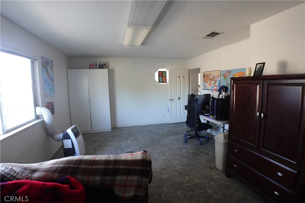 18296 Fairburn Property Photo 19