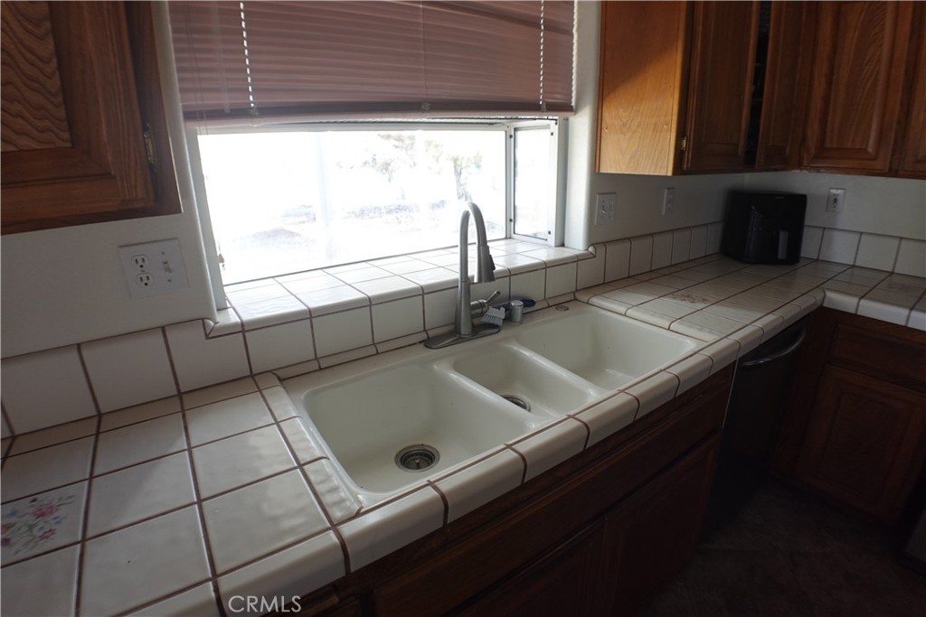 18296 Fairburn Property Photo 22