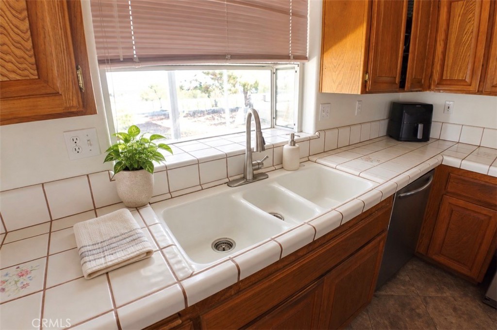 18296 Fairburn Property Photo 25