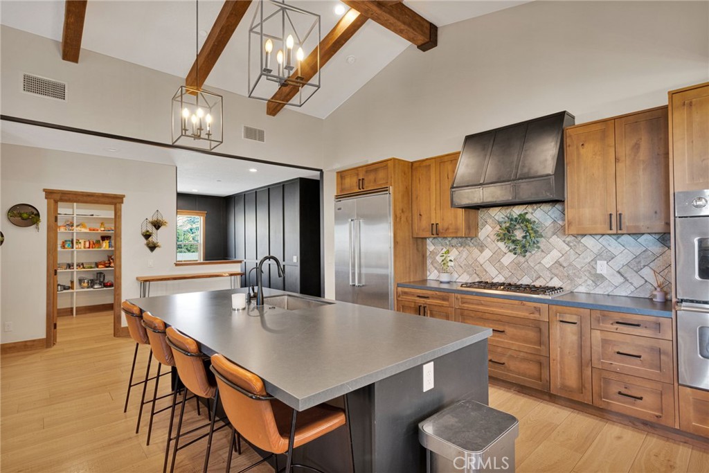 5548 Locarno Property Photo 4