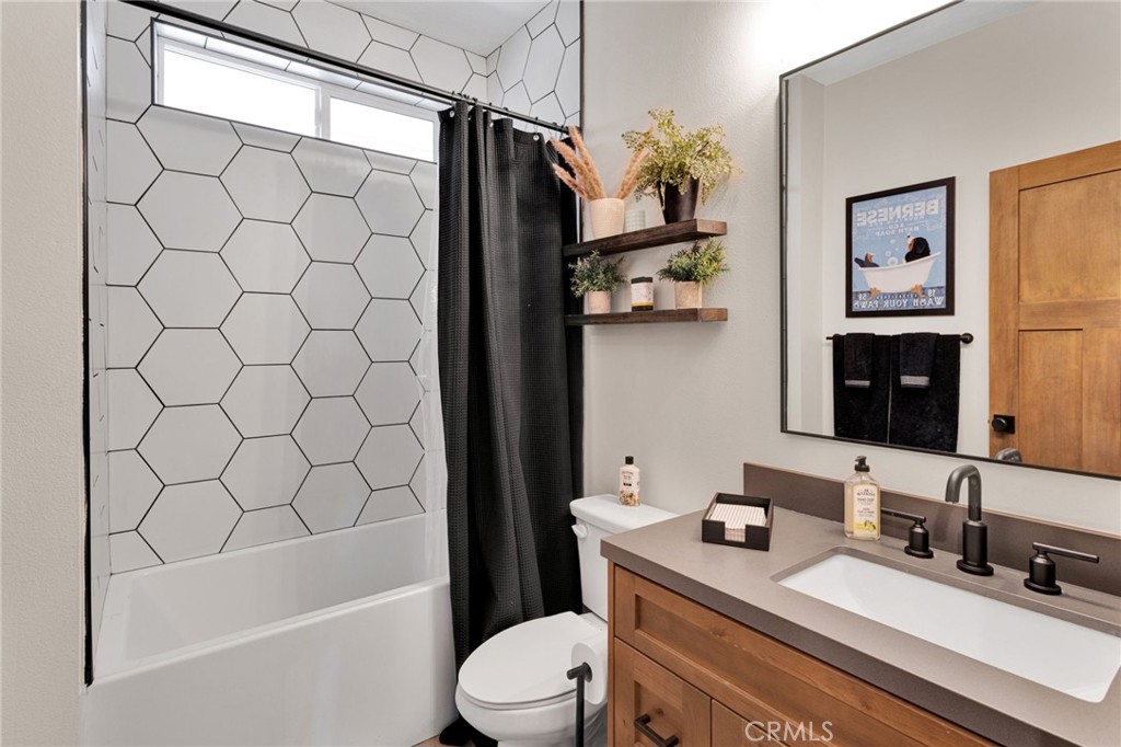 5548 Locarno Property Photo 18