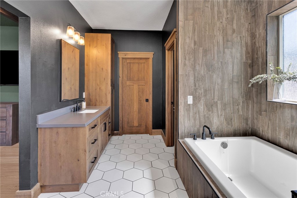 5548 Locarno Property Photo 26