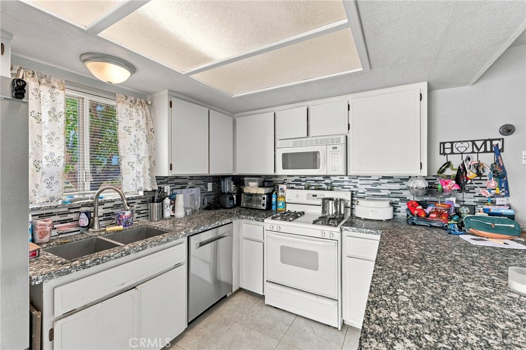 22889 Anoka Property Photo 5