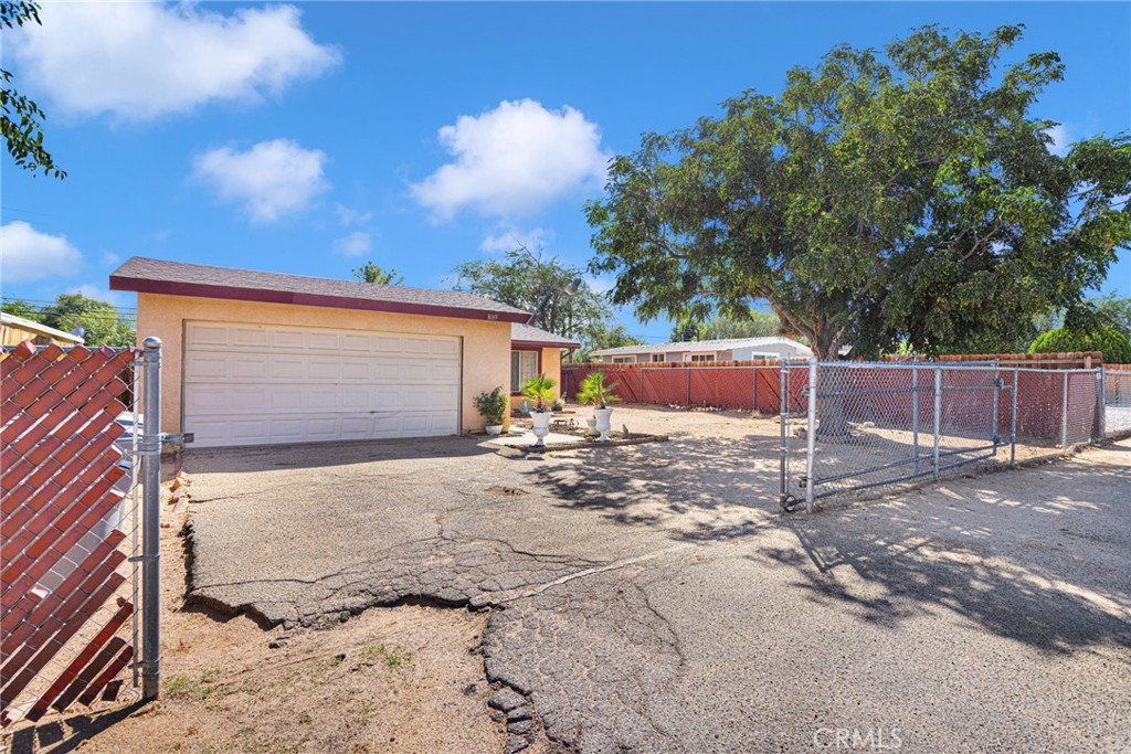 16165 Pine Property Photo 3