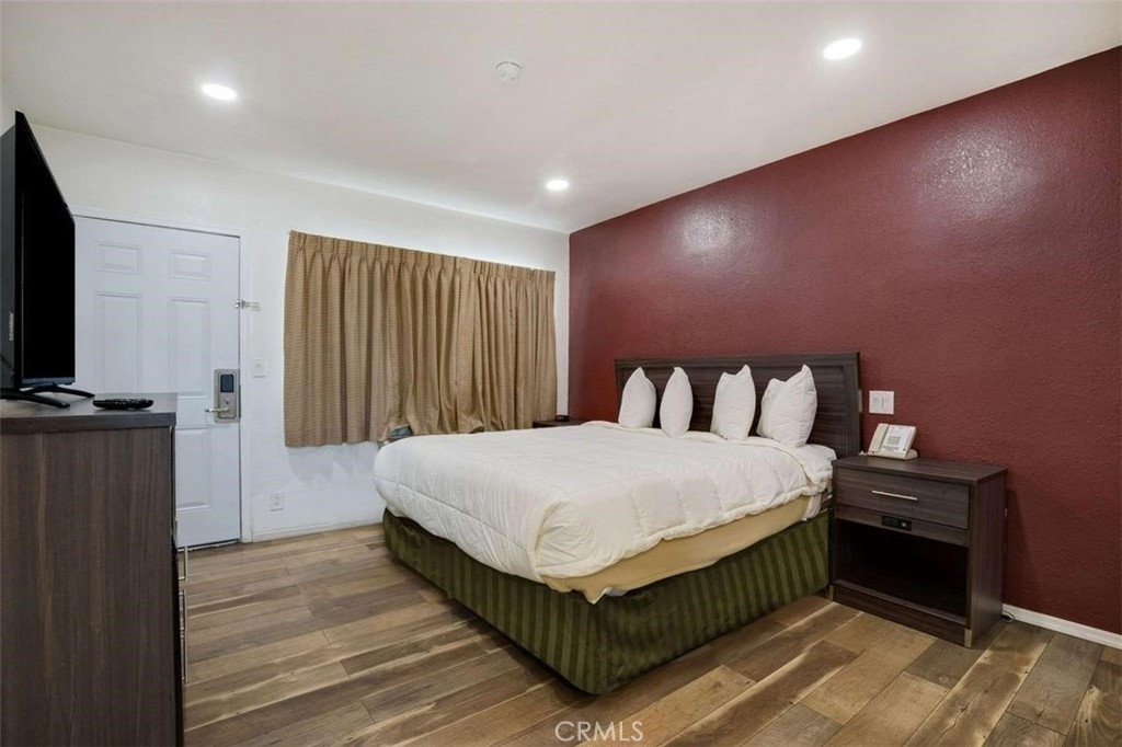 625 W Broadway Property Photo 5