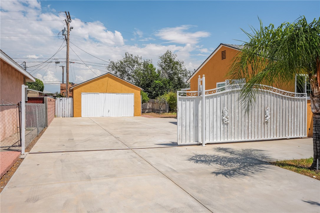 561 N Park Property Photo 5