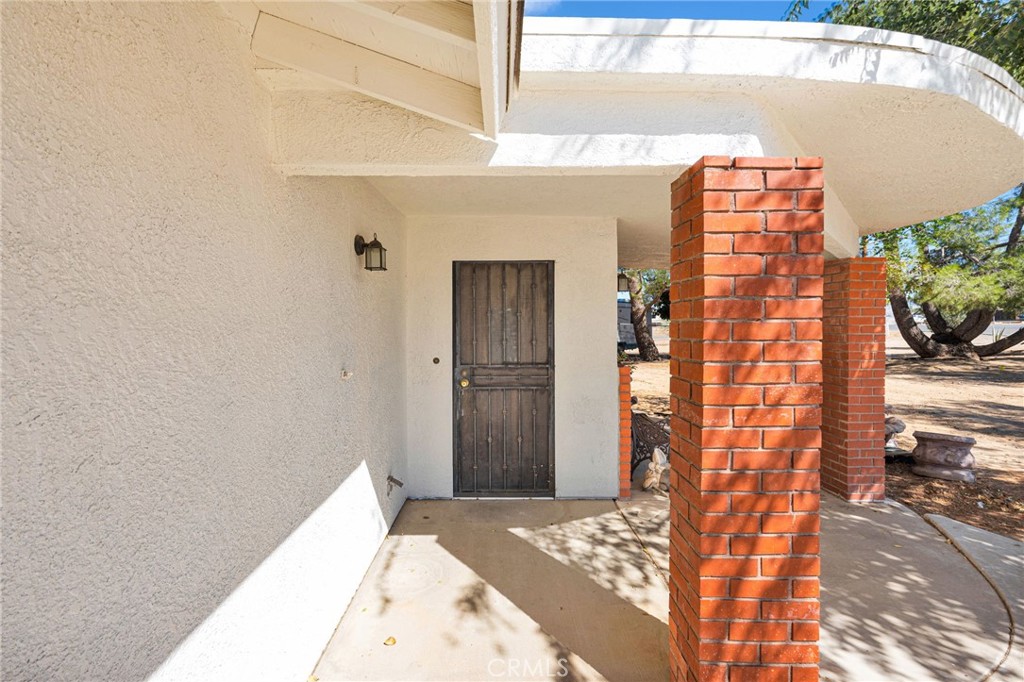 16326 Eucalyptus Street Property Photo 2