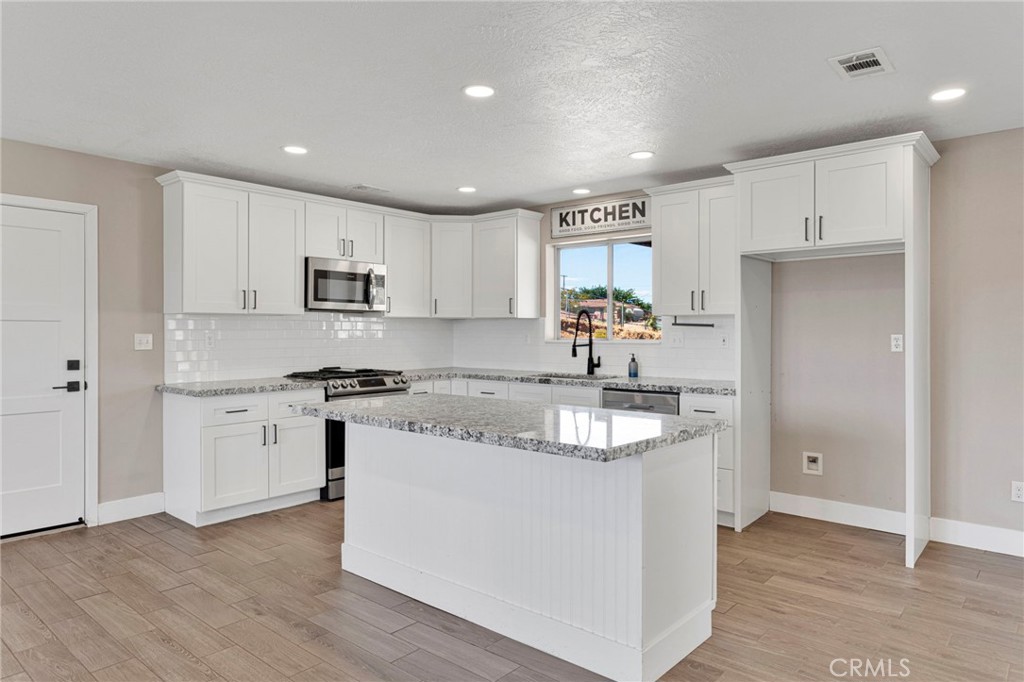18738 Lemon Street Property Photo 8