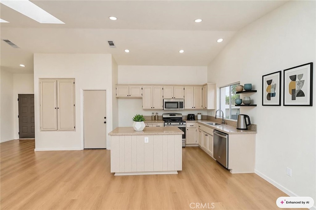 12415 5th Avenue Property Photo 6