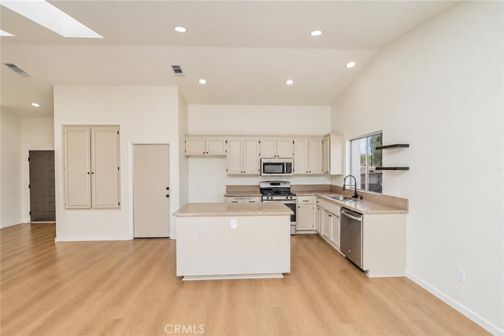 12415 5th Avenue Property Photo 7