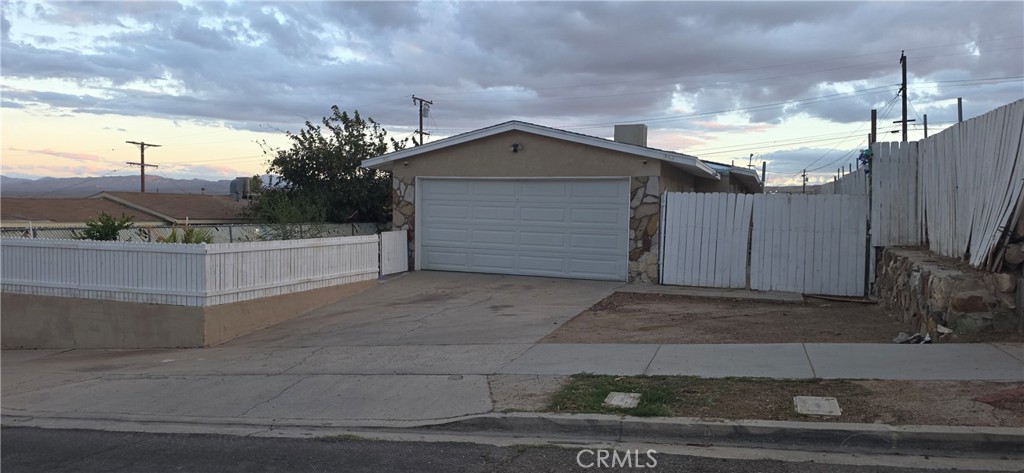 934 E Navajo Street Property Photo 1