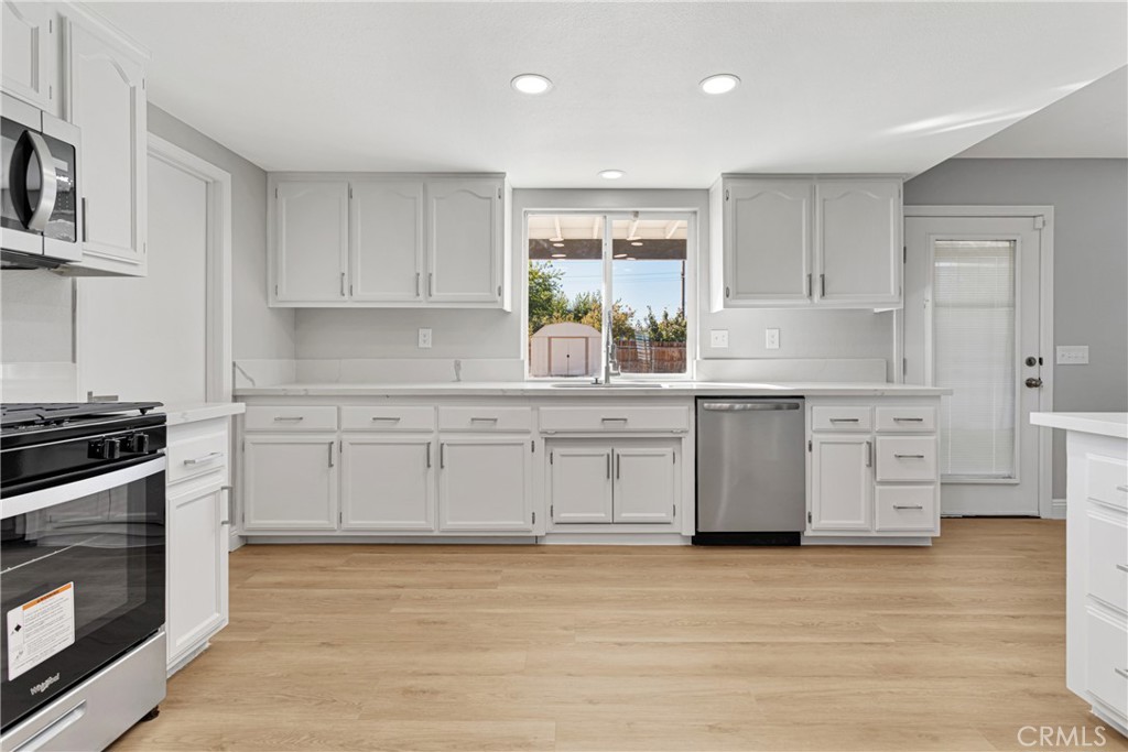 9986 Hemlock Avenue Property Photo 11