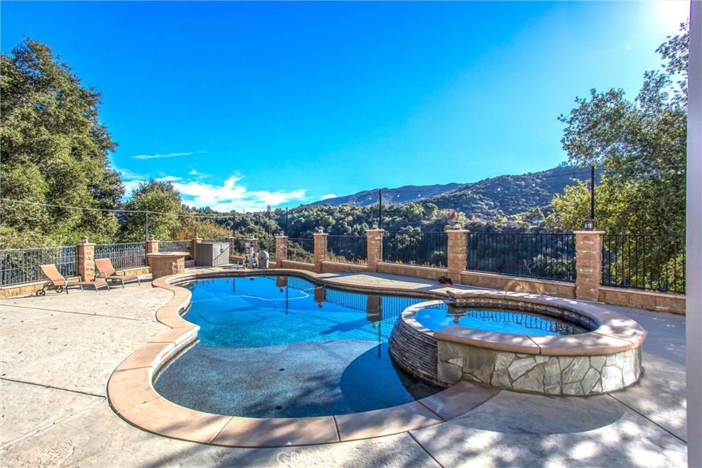37095 Oak View Road Property Photo 1