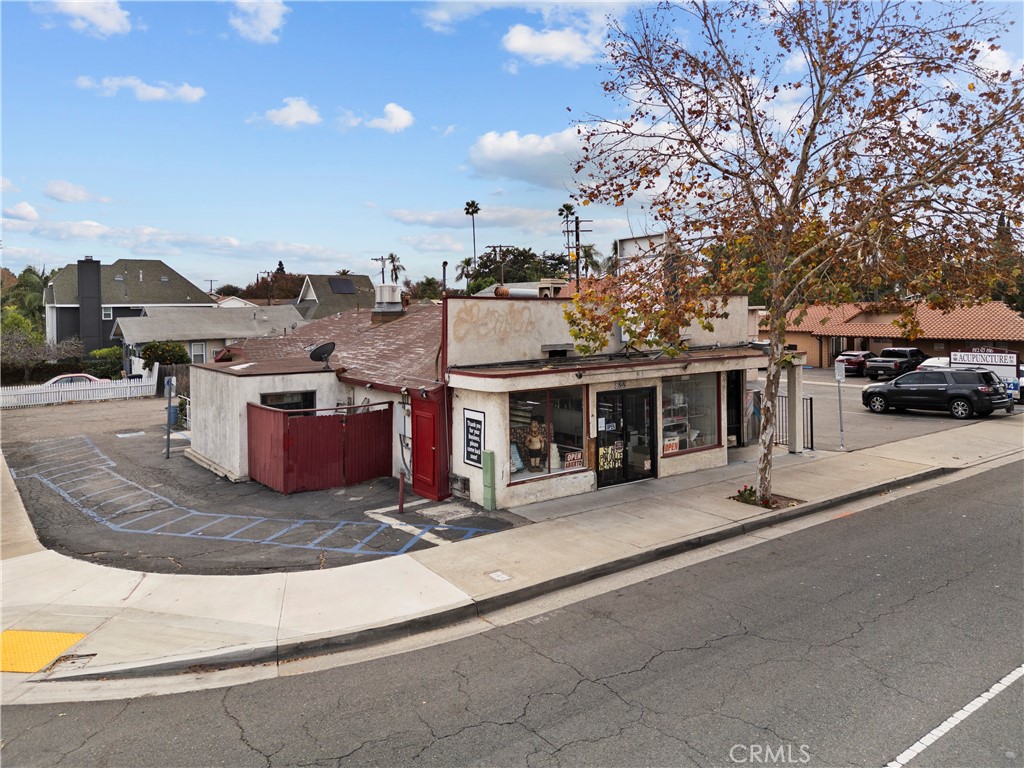 822 E Chapman Avenue Property Photo 3