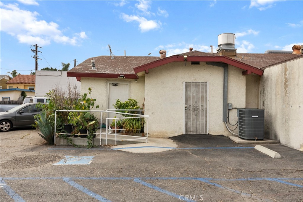 822 E Chapman Avenue Property Photo 11
