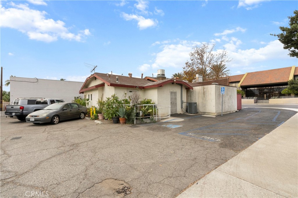822 E Chapman Avenue Property Photo 12