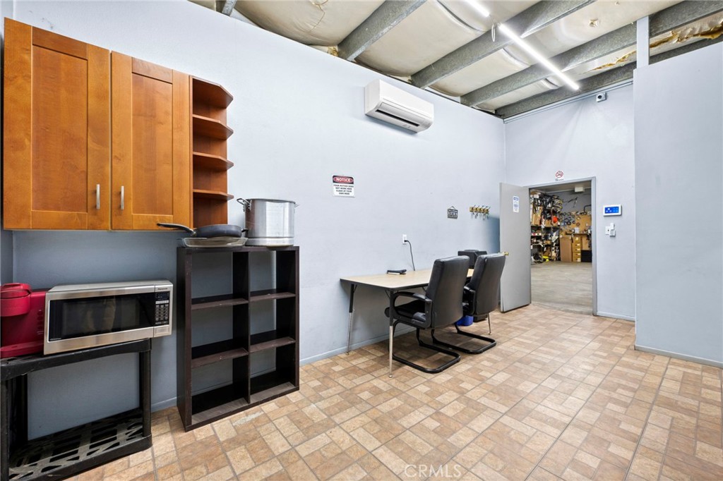 1033 W 3rd Street Property Photo 7