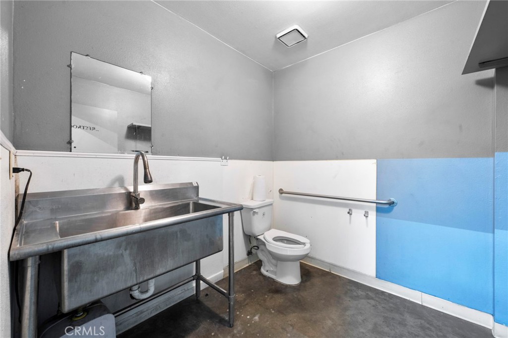1033 W 3rd Street Property Photo 10